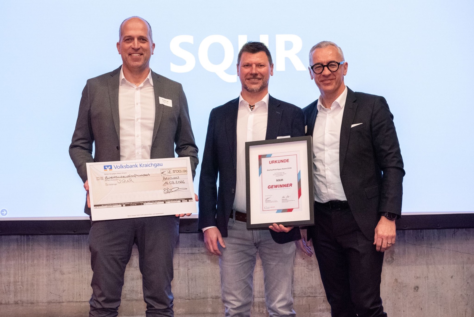 Adam Lundqvist receives the Startup:Kraichgau Award winner certificate and the EUR 2,500 prize check at HubWerk01 in Bruchsal